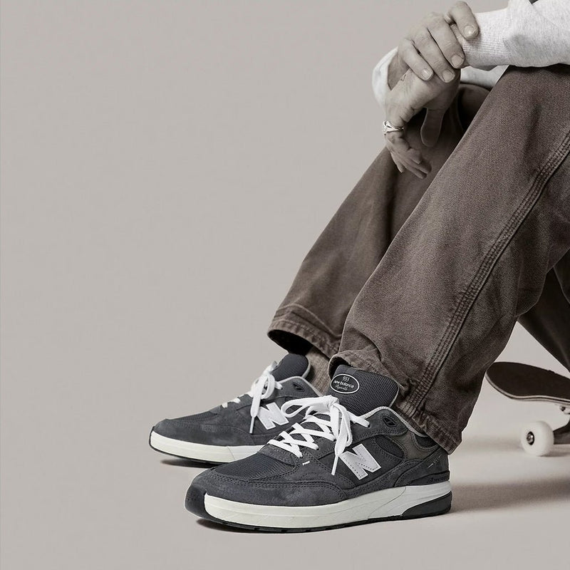 NB Numeric Reynolds 933 - Dark Grey/White - Town City